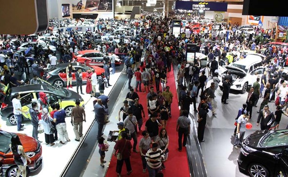 beli mobil baru saat pameran