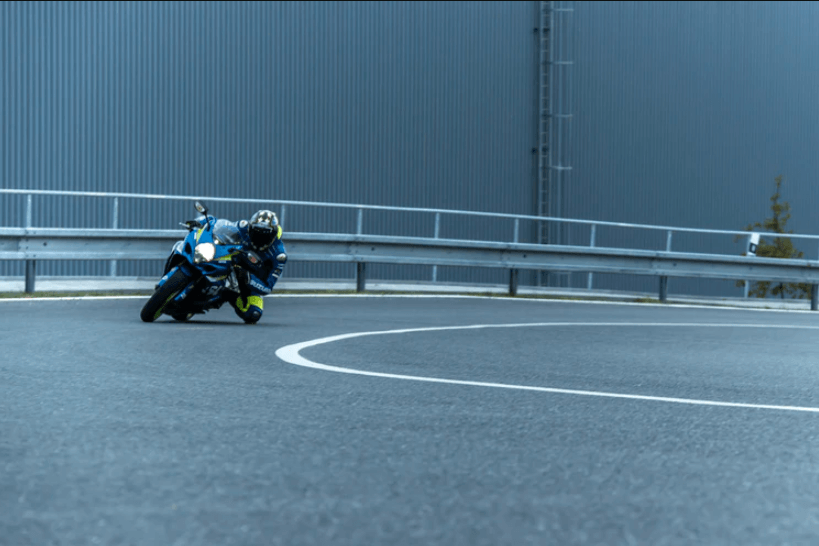 peraturan berkendara sepeda motorq