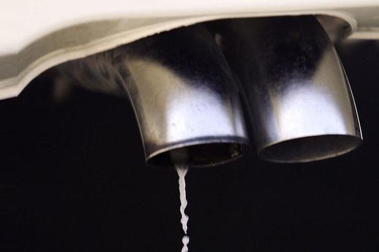 Knalpot Mobil Mengeluarkan Air dan Asap