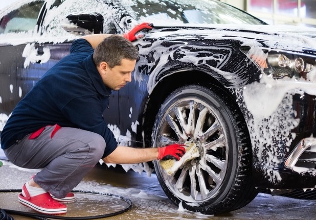 Cara Mencuci Mobil di Rumah dengan Hasil Seperti di Carwash