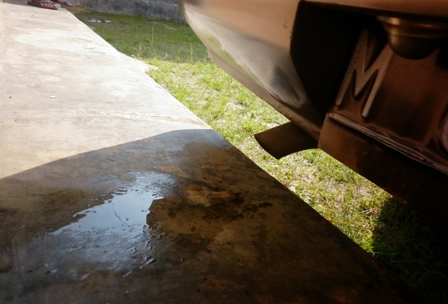 knalpot mobil mengeluarkan air dan asap