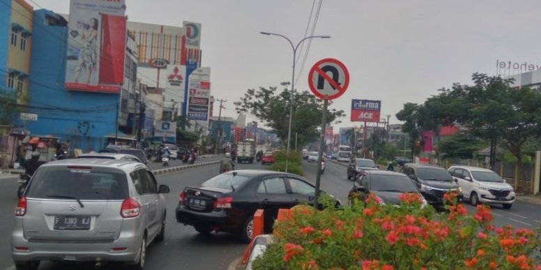 Tips Berkendara: 4 Cara Aman Putar Balik Mobil Di Tengah Jalan