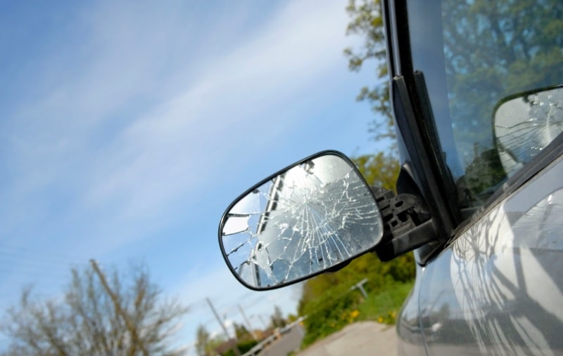 Melewati Jalan Sepi Menggunakan Mobil