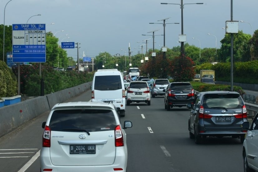 Cara Menyalip Kendaraan Yang Aman