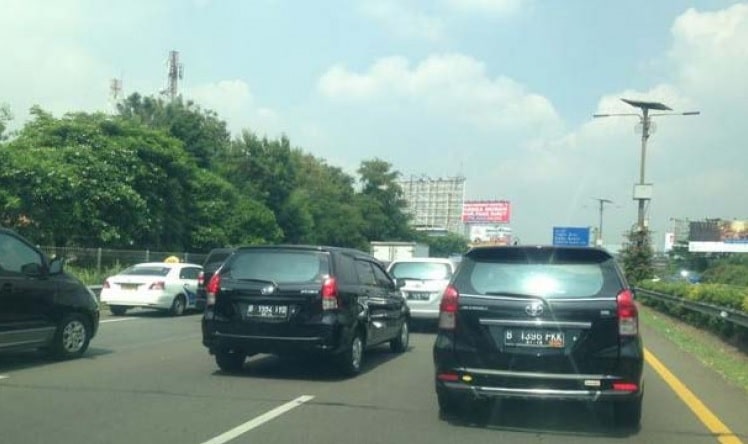 Cara Menyalip Kendaraan Yang Aman