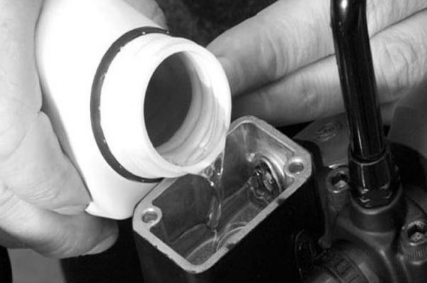 Cara Mengganti Minyak Rem Motor