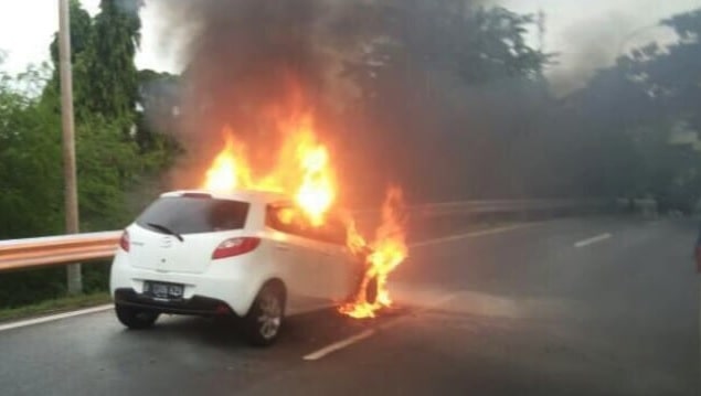 Kap Mobil Mengeluarkan Asap