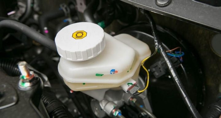 Apakah Penyebab Minyak Rem Mobil Tidak Mau Turun? Berikut Alasannya