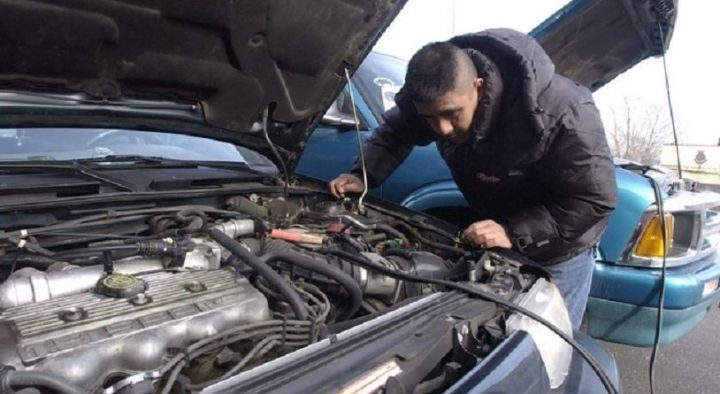 Kap Mobil Mengeluarkan Asap