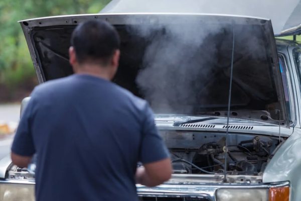 Kap Mobil Mengeluarkan Asap