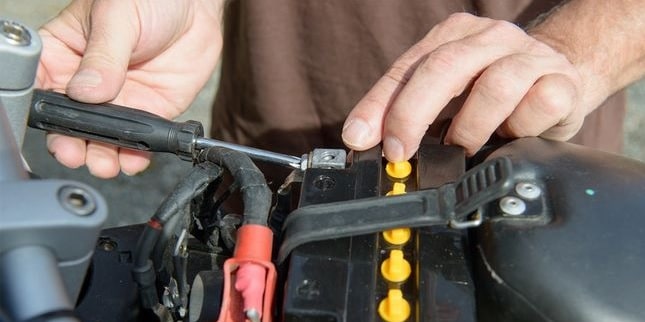 Cara Merawat Aki Kering