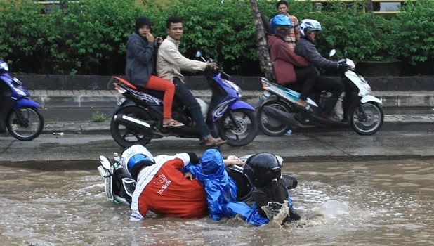Berkendara Dengan Sepeda Motor