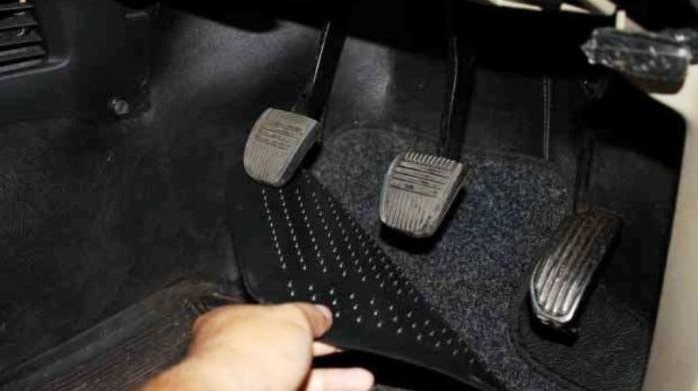 Tips Membersihkan Karpet Mobil