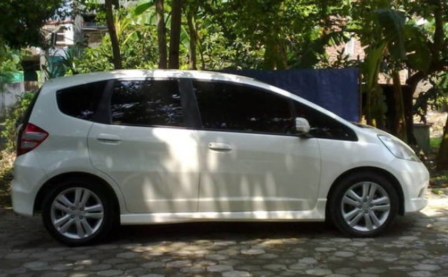 Beli Mobil Warna Putih