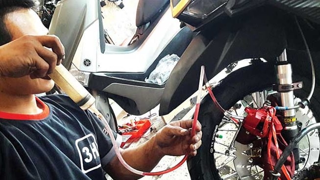 Cara Mengganti Minyak Rem