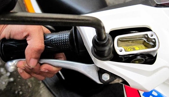 Cara Mengganti Minyak Rem