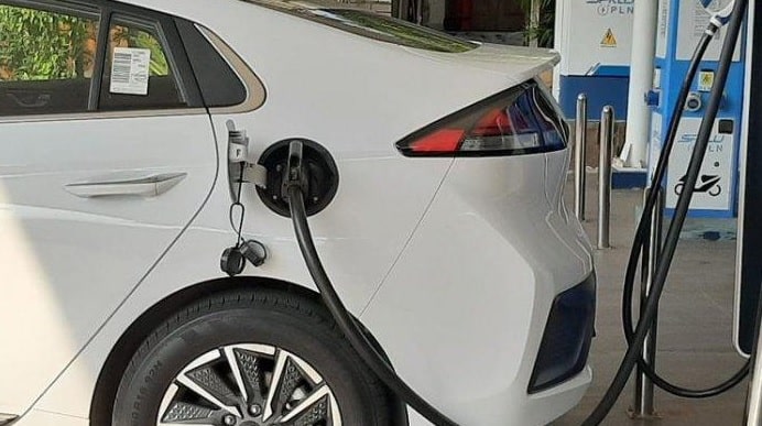 Cara Merawat Baterai Mobil Listrik