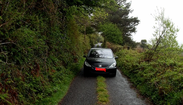 Deretan Tips Mengemudi Di Jalan Sempit