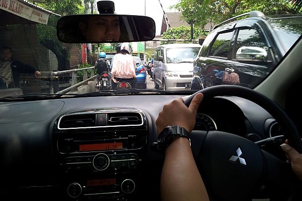 Mengemudi Di Jalan Sempit