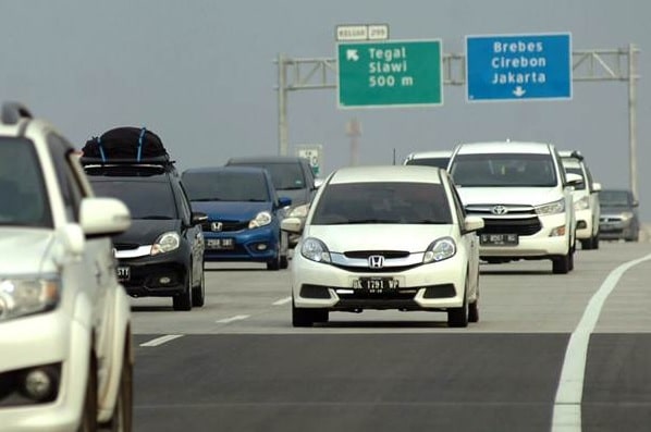 Mengemudi di Jalan Tol