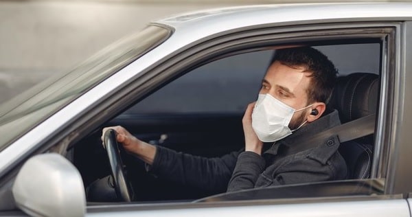 Larangan Saat Mengemudikan Mobil