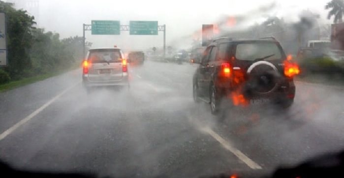 Mengendarai Mobil Saat Hujan Deras