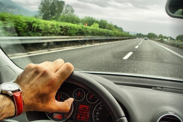 Menjaga Tekanan Angin Pada Ban Mobil