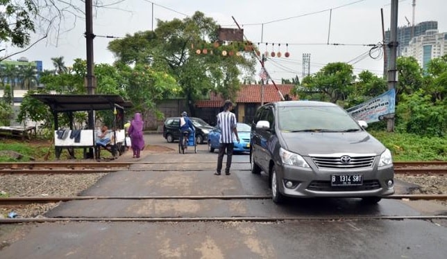 Berkendara Melewati Rel Kereta Api