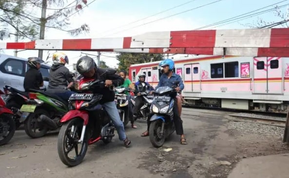 Berkendara Melewati Rel Kereta Api
