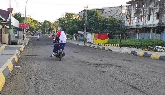 Melewati Jalan Berlubang