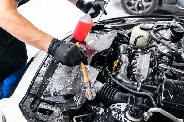 Membersihkan Mesin Mobil