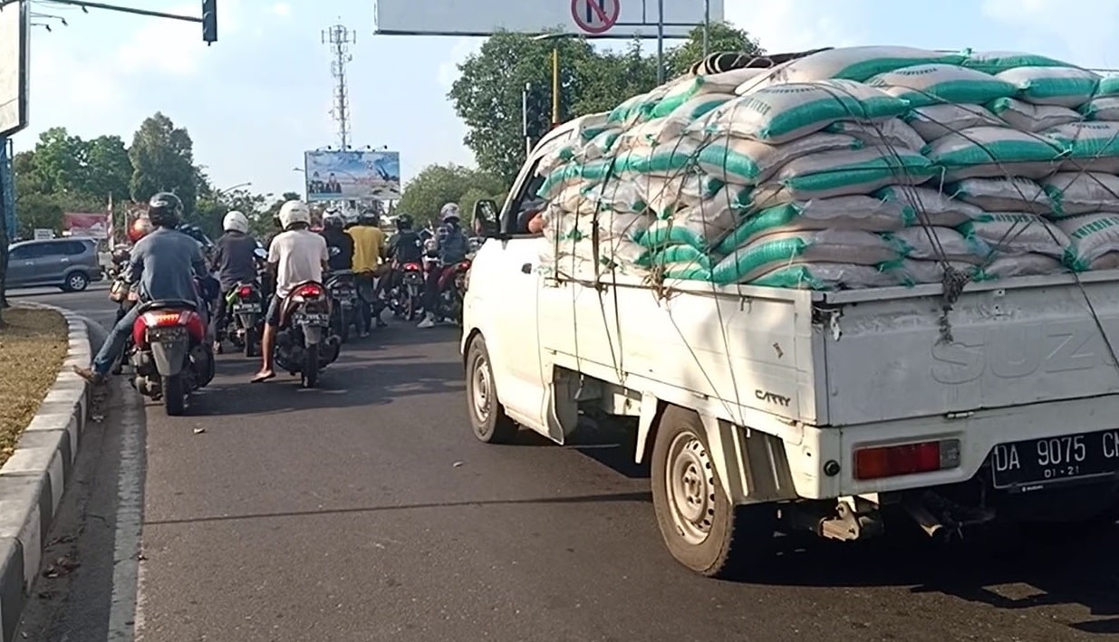 Bahaya Ketika Mobil Pick Up Kelebihan Muatan