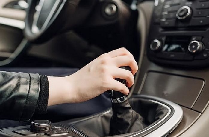 Tips Memindahkan Gigi Mobil Matic Saat Tanjakan