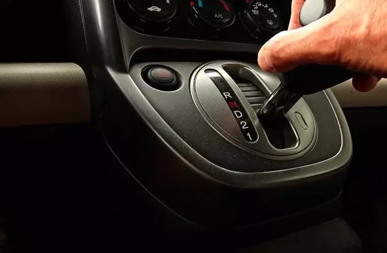 Tips Memindahkan Gigi Mobil Matic Saat Tanjakan