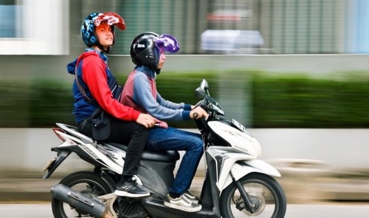 Tips Naik Motor Berboncengan